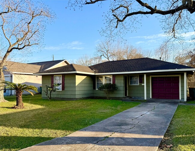 Building Photo - 411 Elaine St