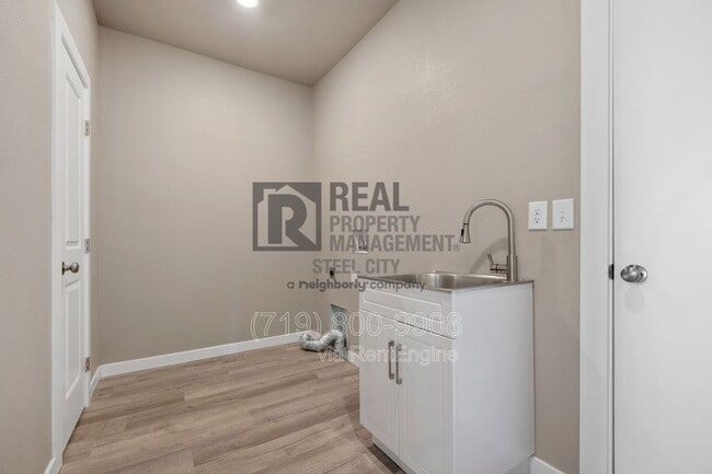 Building Photo - 295 W Acorn Dr