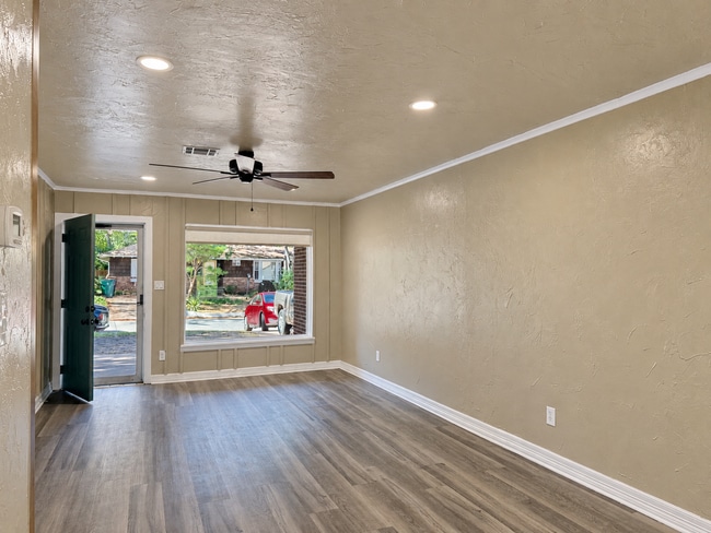 Building Photo - Charming 2 Bed 1 Bath