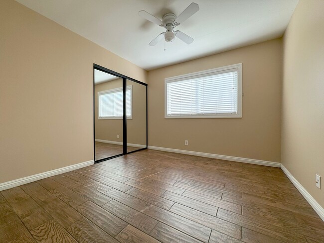 Building Photo - Single Story 3Bed Interior Location Large Yard