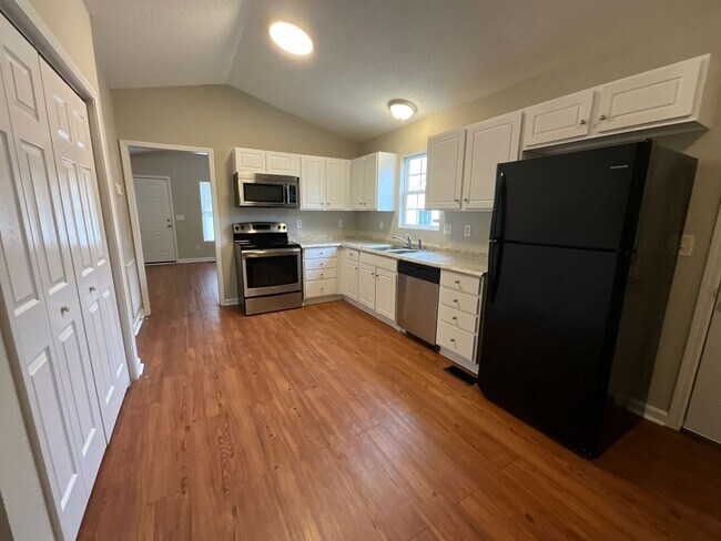 Building Photo - Now Available! Cute 4 Bed, 2 Bath Bungalow in Glenwood! Great Central GSO location