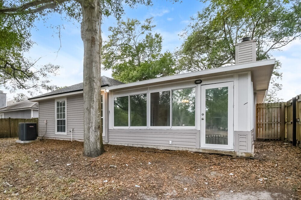 Building Photo - 1653 Spring Oaks Ln