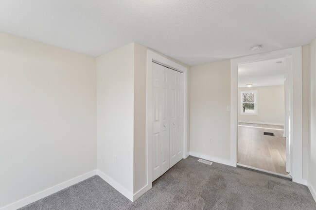 Building Photo - This cozy residence features a bright living space and well-appointed kitchen.  1st month is FREE...