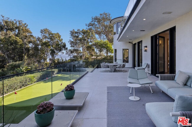 Building Photo - 7052 Dume Dr