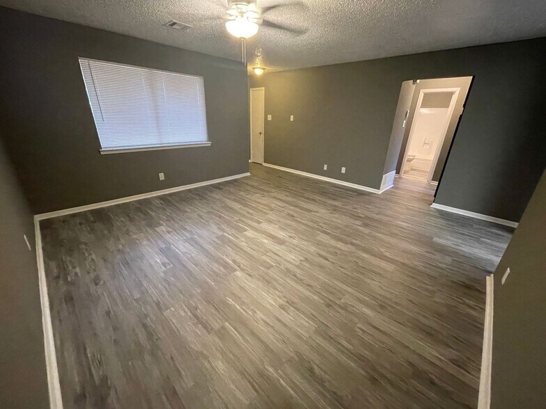 Building Photo - 1102 Harley Dr