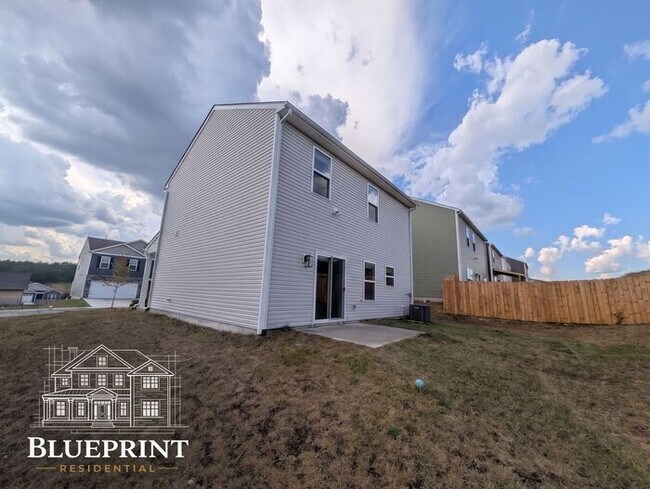 Building Photo - 2024 build, great neighborhood, stainless appliances, granite countertops!