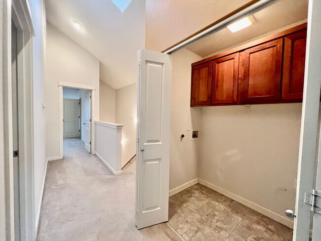 Building Photo - LOVELY GRESHAM TOWNHOME, GREAT LOCATION!