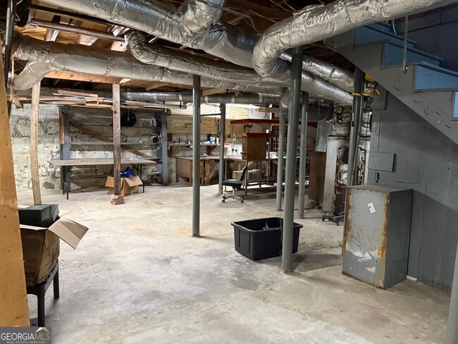 Building Photo - 998 Highland Cir SE