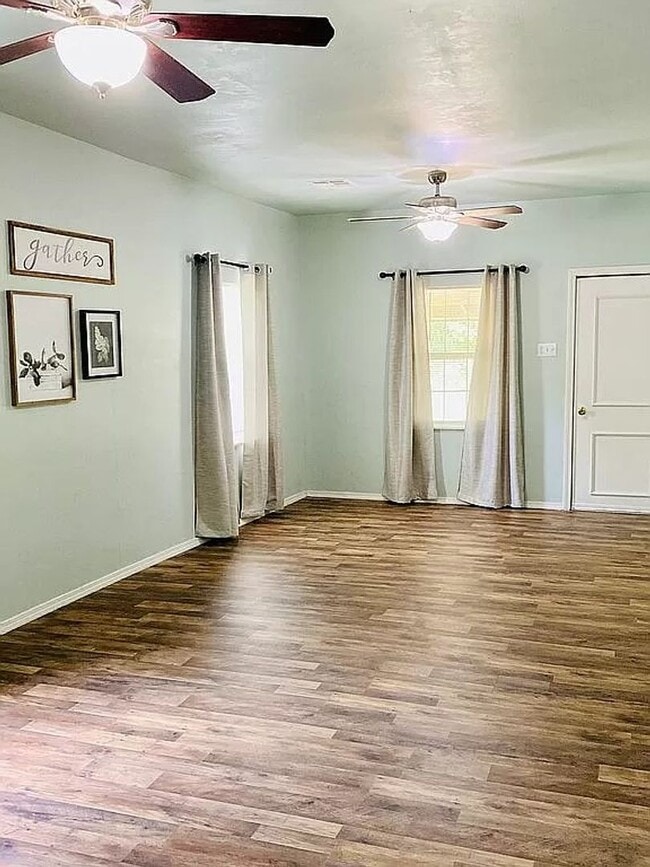 Building Photo - 4 bed 2 bath house for rent!