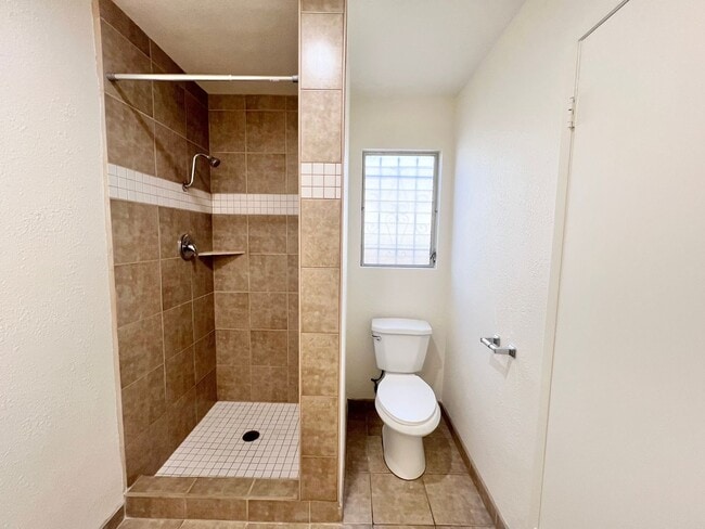 Building Photo - Beautiful First floor 3 bedroom Rose Park ...