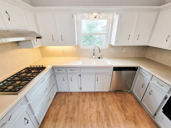 Building Photo - 13406 Glen Erica Dr