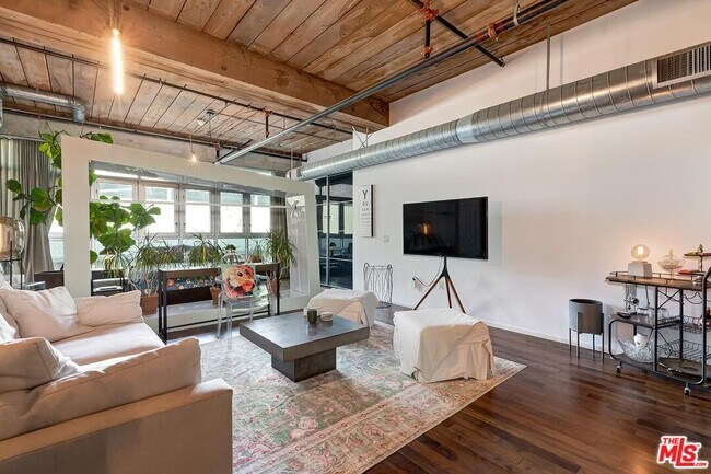 Building Photo - 530 S Hewitt St