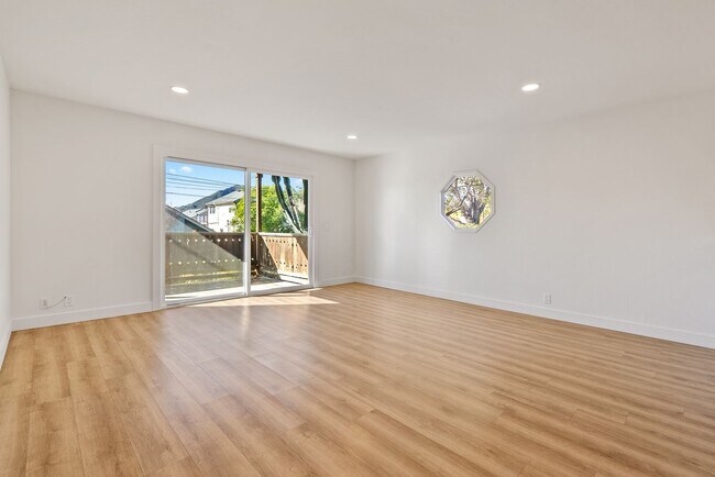 Building Photo - 2048 Swazey St