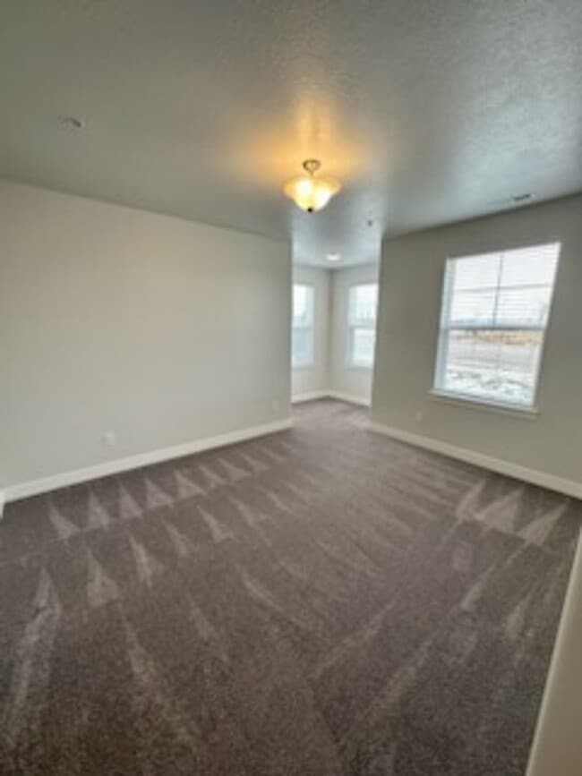 Building Photo - Bright 3 bed Condo with Pool, HOA, and Great Amenities!!