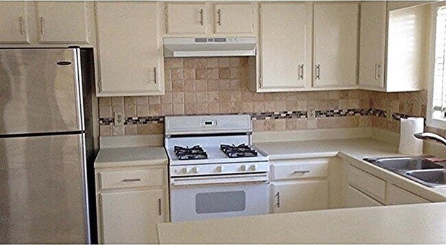 Building Photo - 2065 Vernon Commons