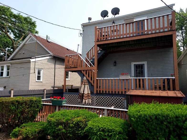 Overall view of rear of building. - 2516 W Lyndale St