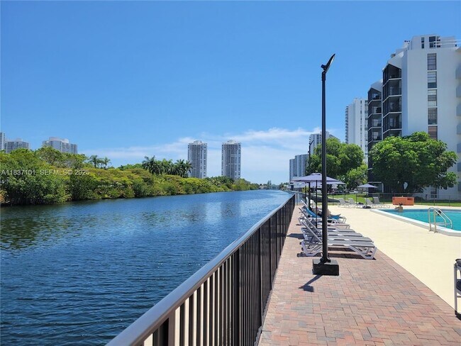 Building Photo - 3401 N Country Club Dr