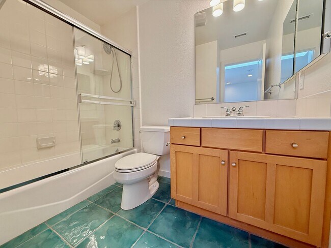 Building Photo - Beautiful 3BD/3.5BA Rowhome in Bankers Hil...