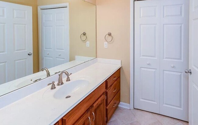 Building Photo - 2 Bed/ 2.5 Bath Townhouse