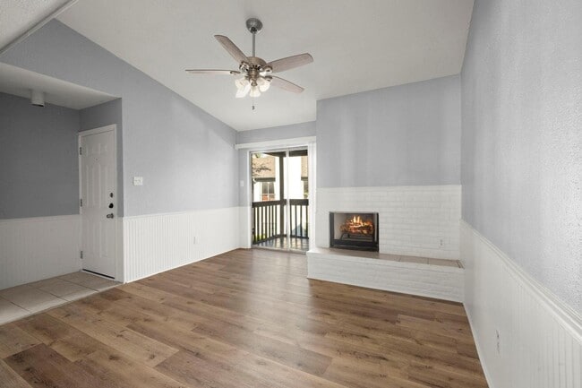 Building Photo - Richmond/Amanda west of Fondren, Classic, beautifully maintained, 2nd floor condominium offers 2 ...