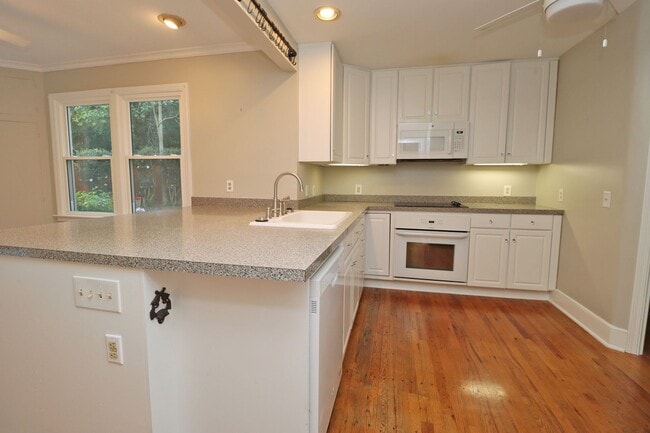 Building Photo - Updated 3 bedroom 2.5 bath home in Sherwood Forest