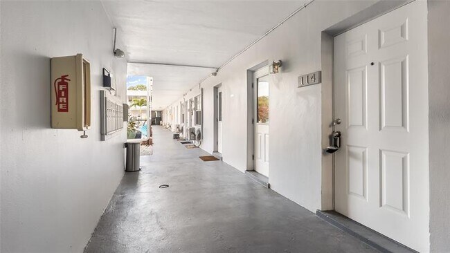 Building Photo - 626 SW 14th Ave