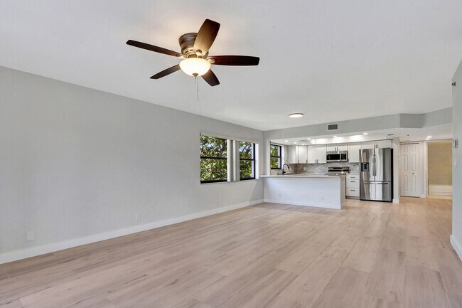 Building Photo - 700 Uno Lago Dr