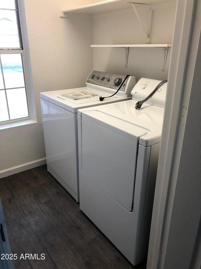 Building Photo - 735 E Baylor Ln