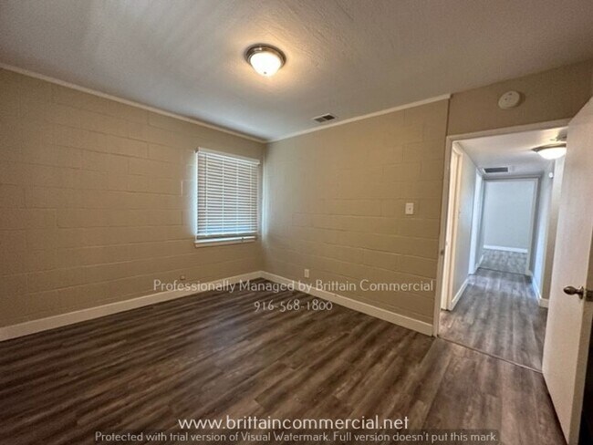 Building Photo - AVAILABLE NOW!! Charming, Spacious Single ...