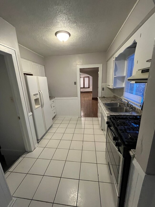 Building Photo - 3 bedroom home available in Rockford