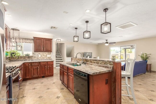 Building Photo - Exceptional 6-Bedroom Home with Private Pool Near ASU