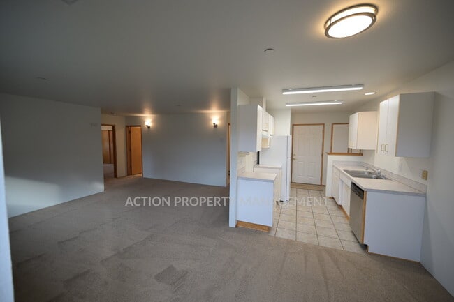 Building Photo - 2 bed, 2 bath, 1 car garage- water, sewer and yard care included!