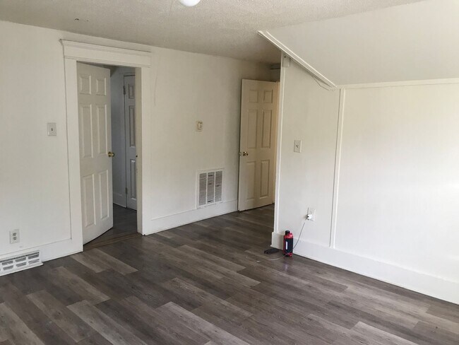 Building Photo - ELM 869-871