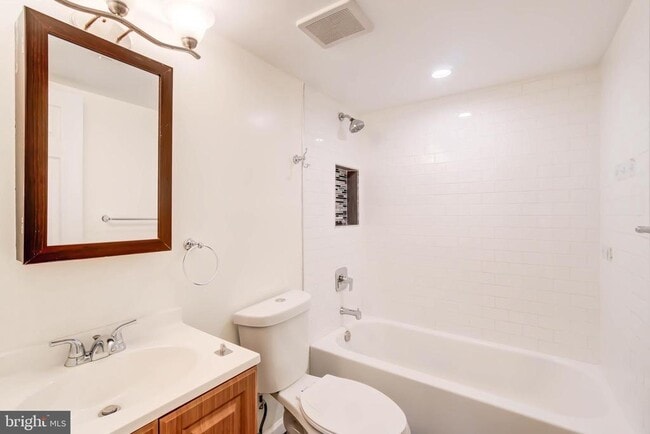 Building Photo - 900 24th St NW