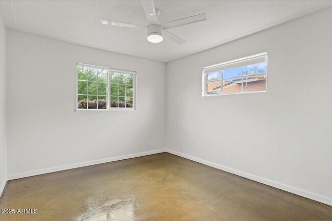Building Photo - 2408 W Weldon Ave
