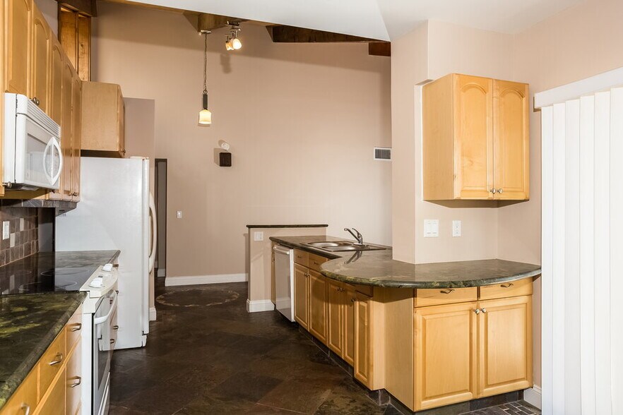 Building Photo - 6376 Amberwoods Dr