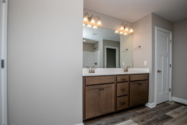 Building Photo - 685 Shaker Dr