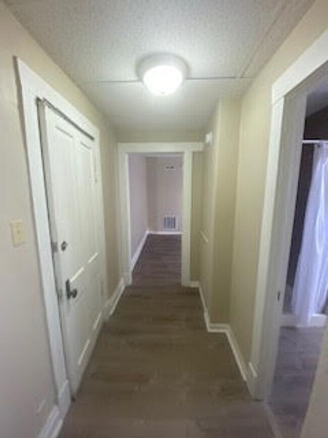 Building Photo - Newly updated 1 bedroom + office