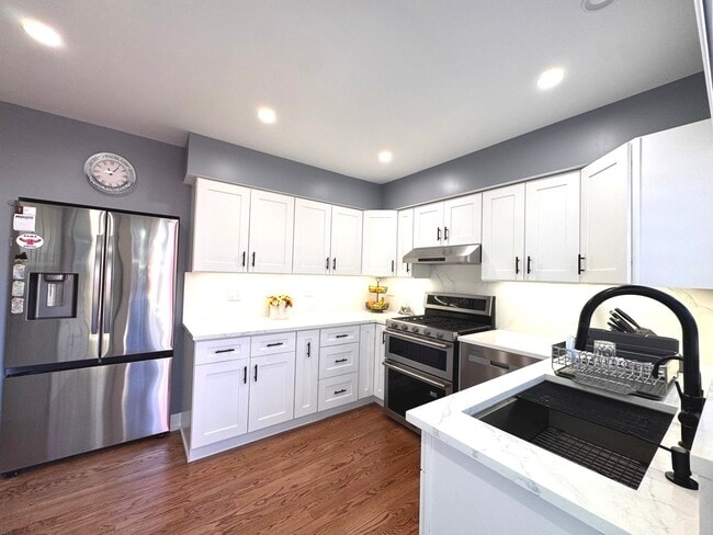 Building Photo - 2210 Clifton Pl