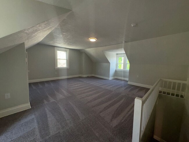 Building Photo - Huge Newly Renovated 4 Bedroom/2 Bath House in Bellevue!