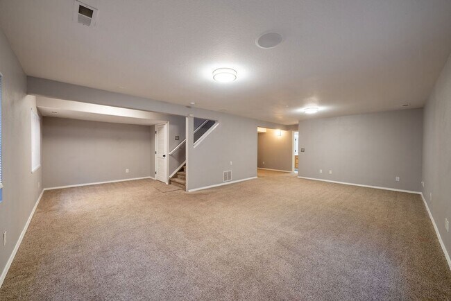 Building Photo - Stunning 4-bedroom, 3-bathroom home near Ft Carson!