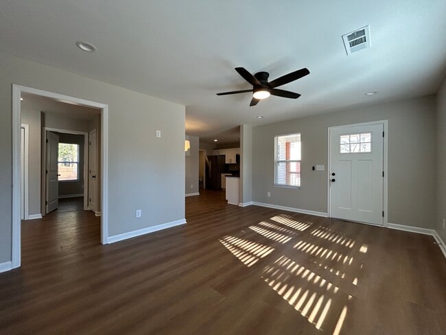 Building Photo - 1226 Beechview Dr SE