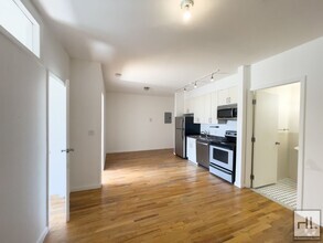 Building Photo - Spacious Sunlit 2-Bed 1-Bath / Great Bushw...