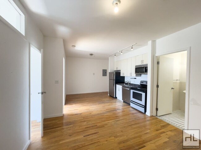 Primary Photo - Spacious Sunlit 2-Bed 1-Bath / Great Bushw...