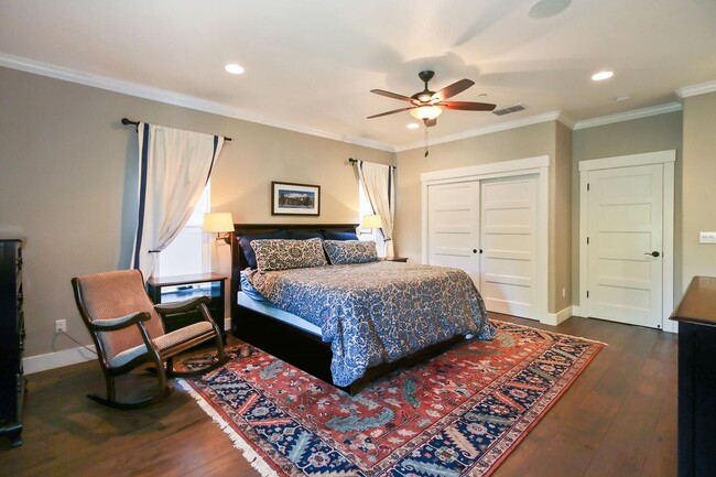 Building Photo - 4 Bed / 3.5 Bath | Crocker Village Brownst...