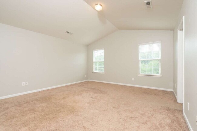Building Photo - Available July 10th! Immaculate 3-Bedroom Home with Modern Updates