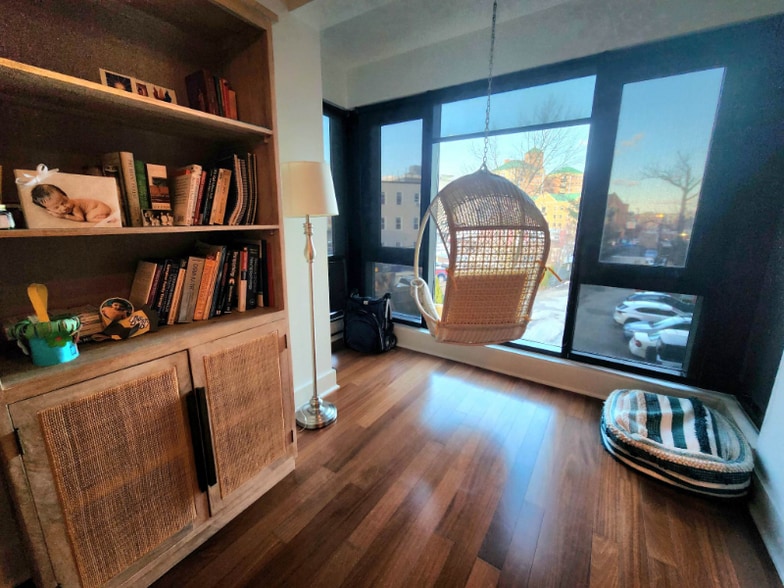 Building Photo - 533 Cambridge St