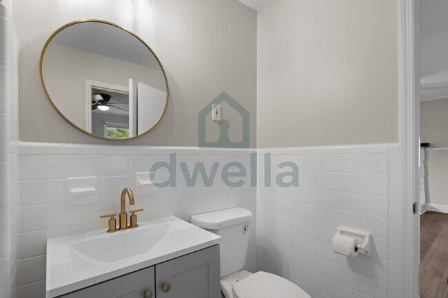 Building Photo - "Charming 5-Bedroom Oasis with 2 Full Bath...