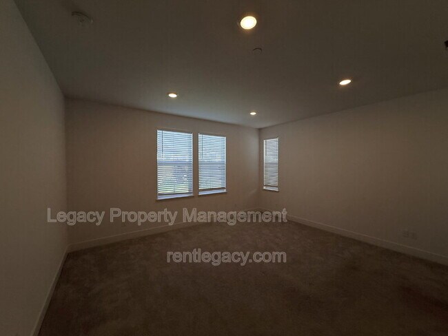 Building Photo - 8332 Taylormade Wy