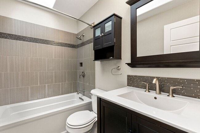 Building Photo - 923 SE 34th Ave